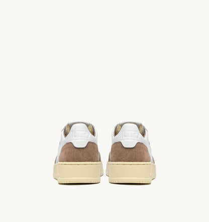 BASKETS MEDALIST LOW EN CUIR BLANC ET DAIM ANTILOPE