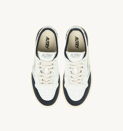 BASKETS MEDALIST LOW EN CUIR BLANC ET DAIM OCEAN